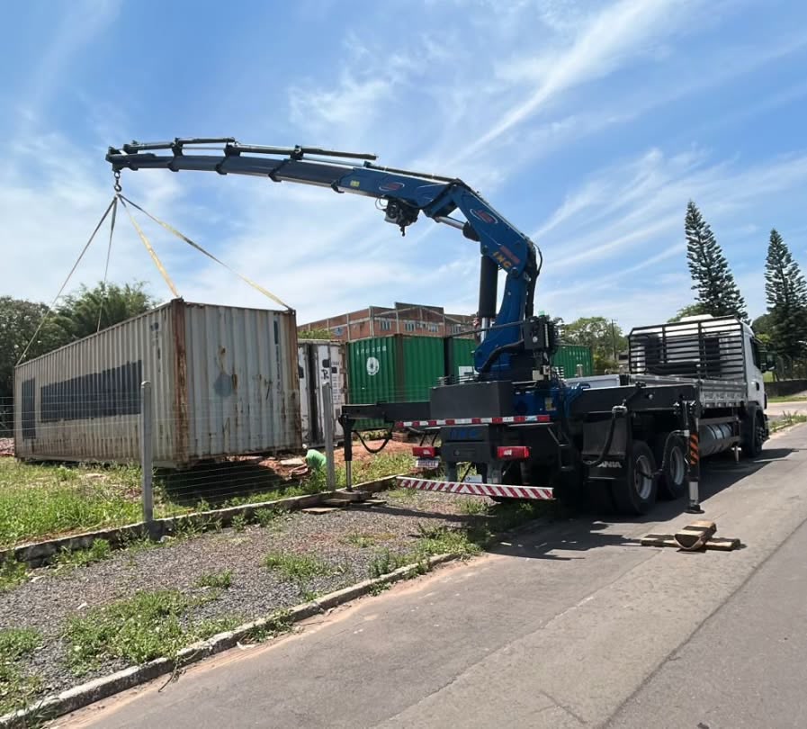 Caminhão Munck Weber carregando container em Porto Alegre